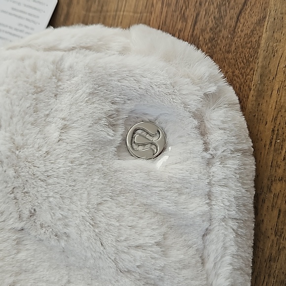 Lululemon Everywhere Belt Bag Plush Fleece - Picture 2 of 7